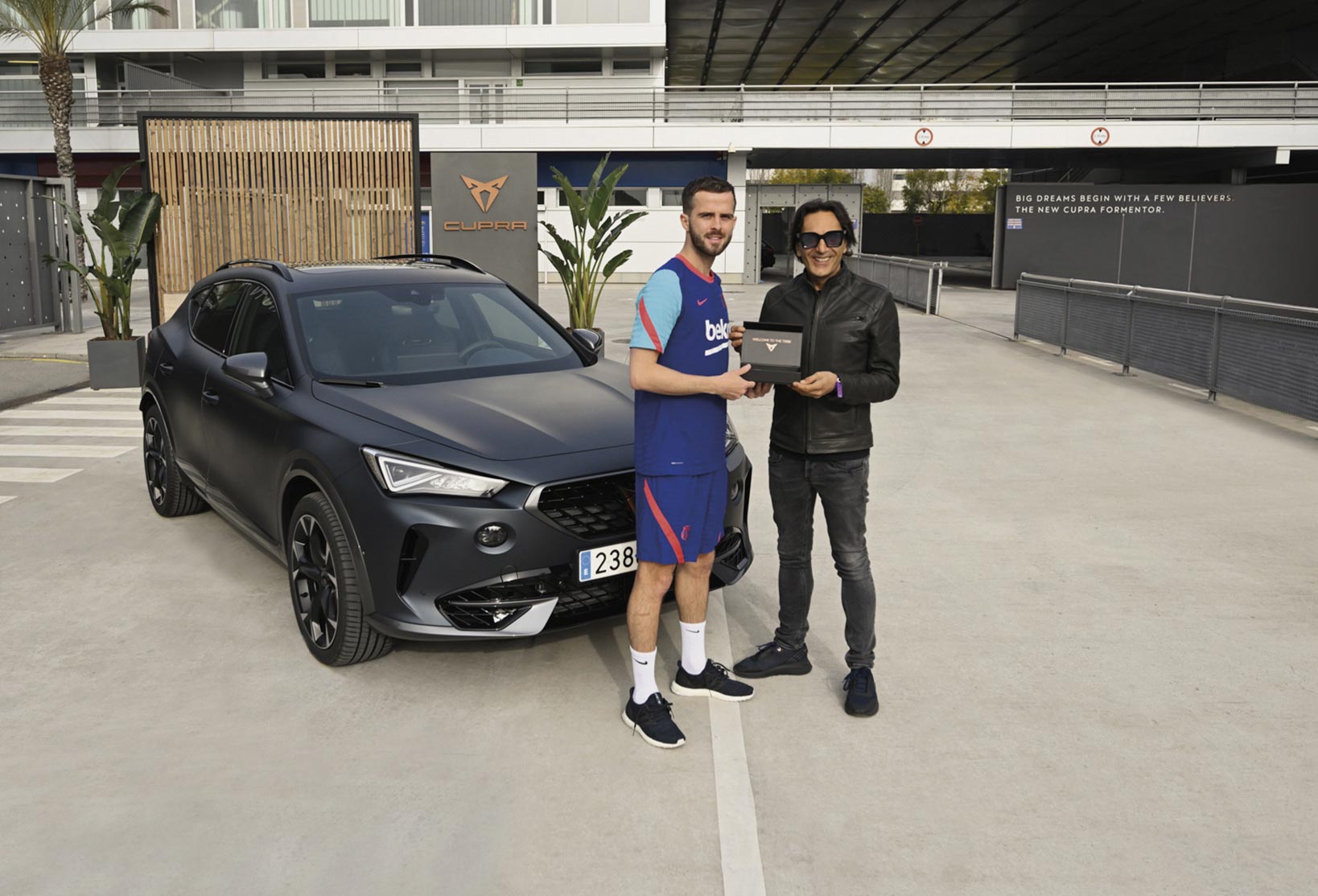 Barça players receive their personalised CUPRAs.