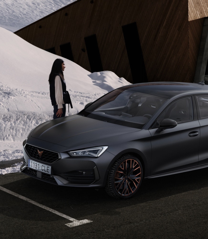 couple-next-to-cupra-leon-in-the-snow