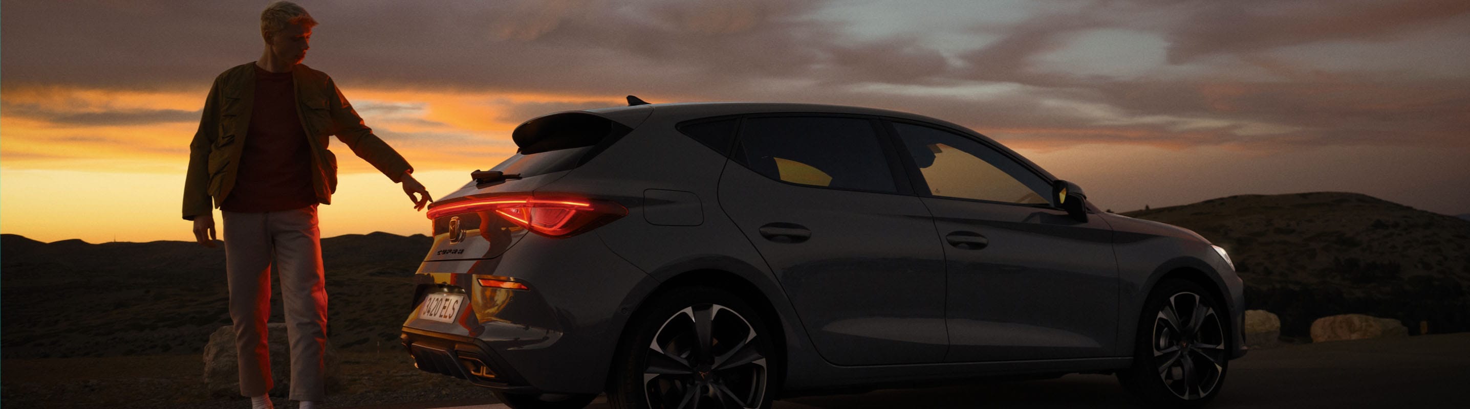  man-with-cupra-leon-sunset-view