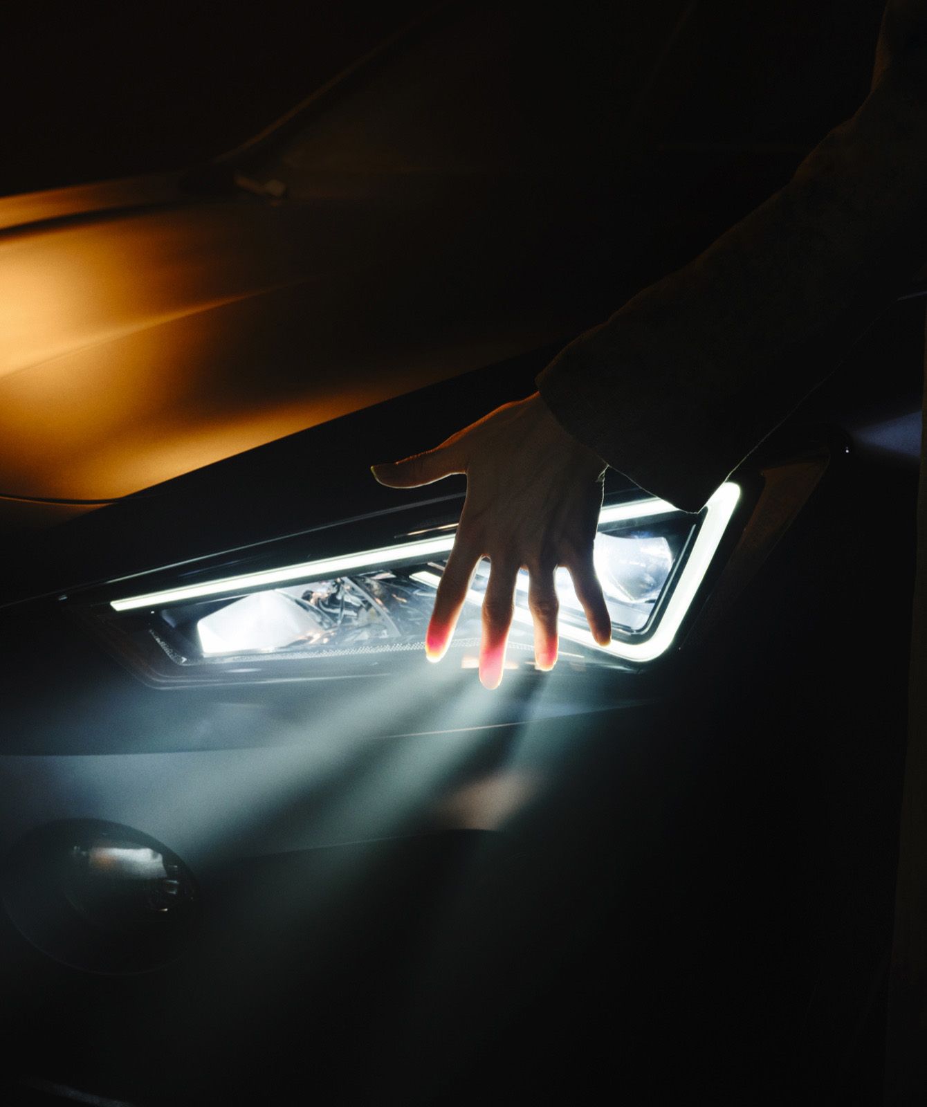 cupra-car-light-with-hand