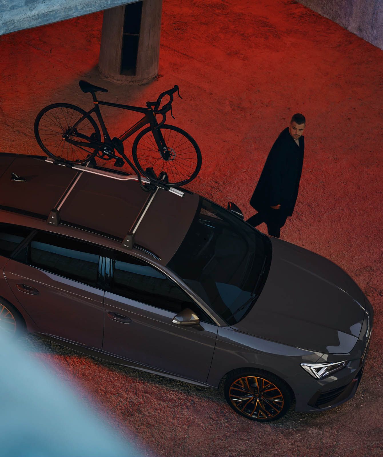  man-with-cupra-leon-bike-rack