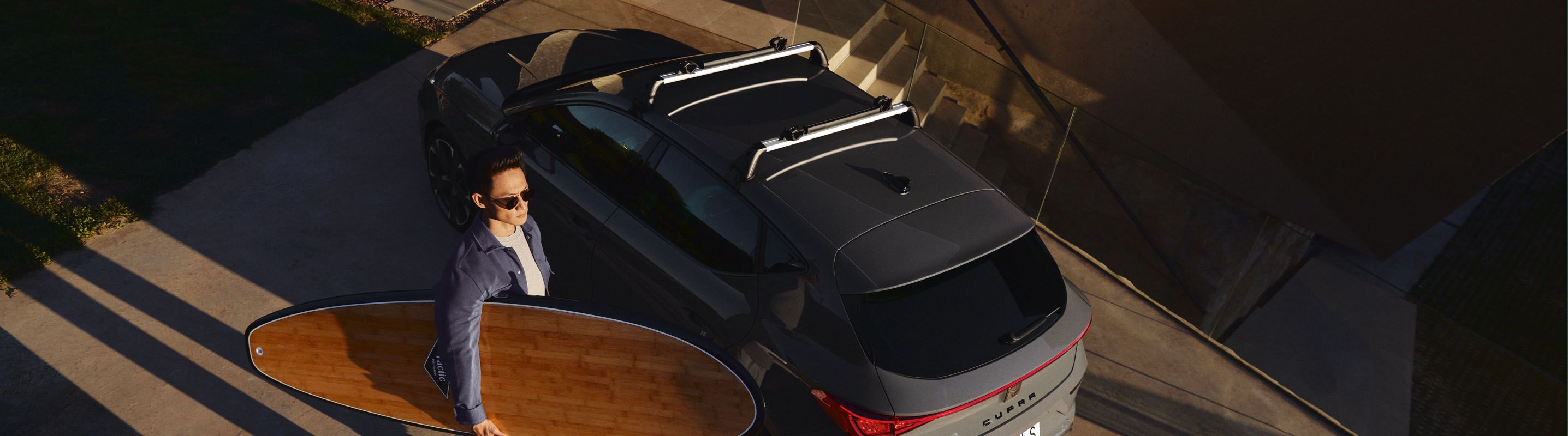 man-with-surf-board-cupra-surf-rack